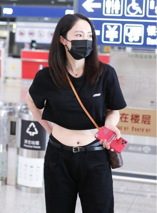 董璇|本以为奔四董璇很普通,看到衣摆后太时髦,露出小蛮腰太吸睛