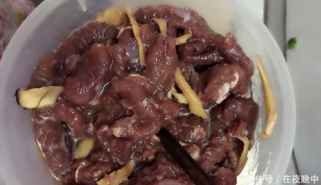  吃起来|炒牛肉别再加淀粉了！大厨：多加一点它，牛肉爽滑入味，嫩极了！