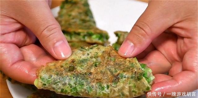 外酥|韭菜盒子新做法,不加面粉不加水,大锅煎一煎,外酥里软,太香了