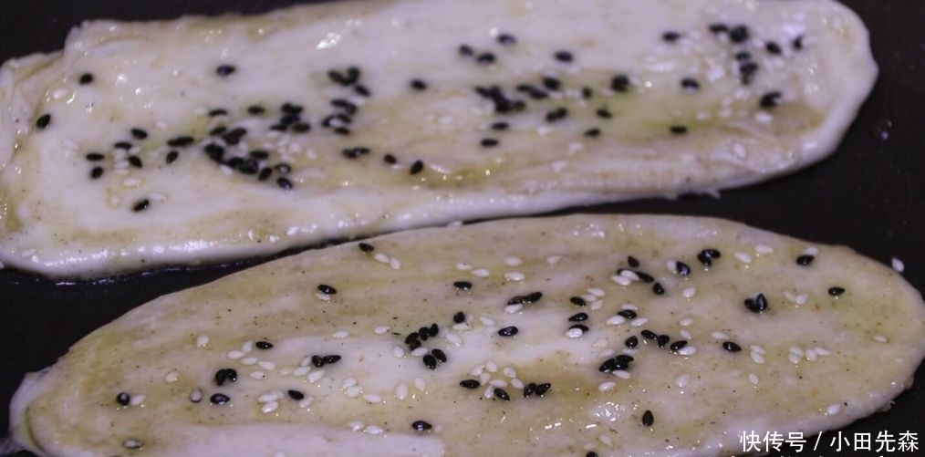 面粉|这是椒盐酥饼的做法，咸香可口，外皮超酥，轻轻一碰就掉渣
