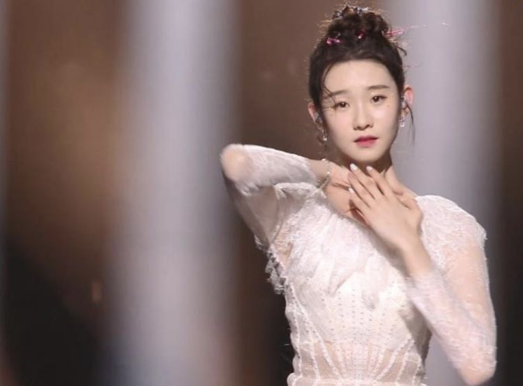  陈卓璇|张艺凡总决赛被扛下舞台，受伤严重导致团舞取消，陈卓璇蹲地安慰