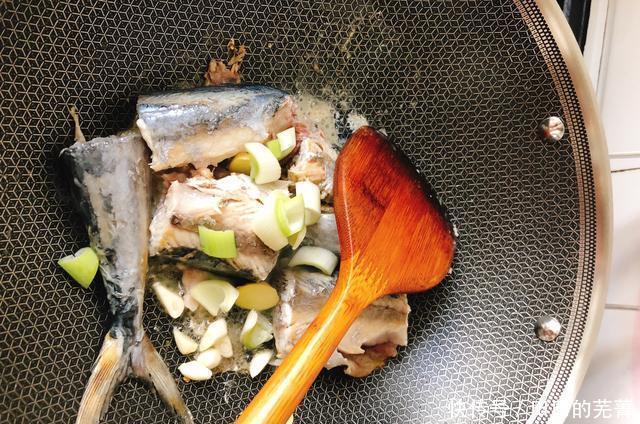 肉质|你炖的鲅鱼又腥肉还老别直接加水炖,2个小秘诀,鲜香无腥味