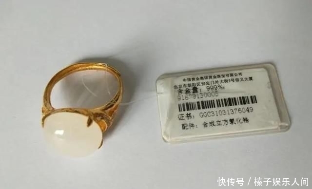 商场|一姑娘商场逛街，逛着逛着就把手伸进了裙子里……