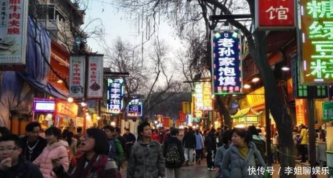 街上|西班牙美女到中国,看到街上这幕疑惑:中国人为什么连树都敢吃?