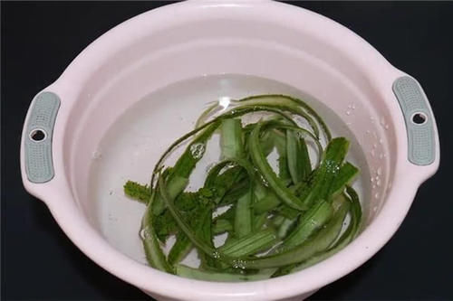 妙用|丝瓜皮不要再扔了,这几个妙用很多人都不知道,你也试试吧