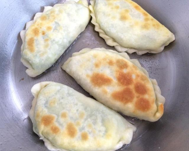 关键|做韭菜盒子,和面方法是关键,这样做,饼皮特别柔软,凉了也不硬