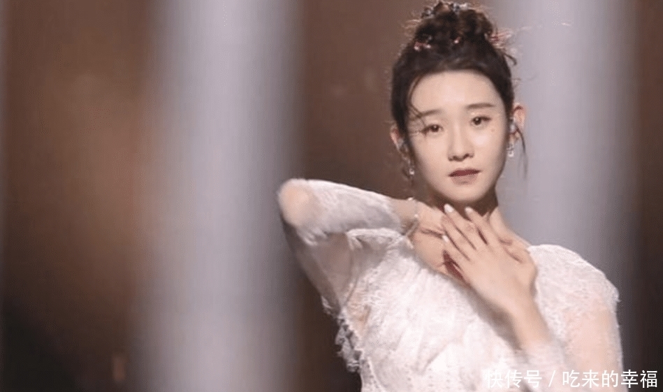 舞台|张艺凡《创造营》总决赛被扛下舞台,受伤严重导致团舞取消,姐妹纷纷来安慰她