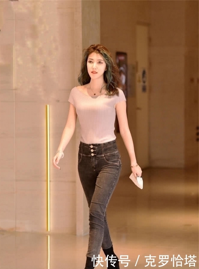 感觉|路人街拍，靓女白色上衣搭配牛仔热裤，整个人看起来高挑迷人