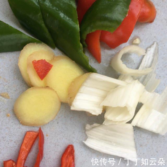 炒鱼|青红椒炒鱼豆腐,简单快手家常菜