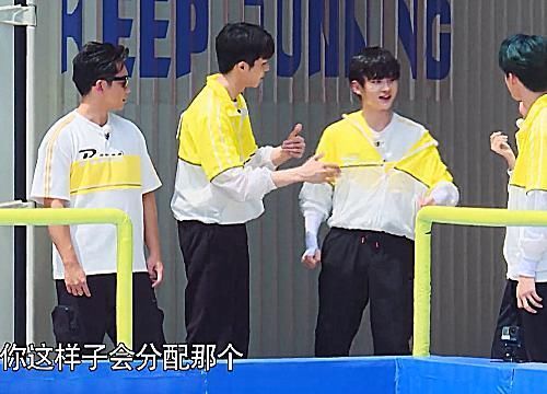 何洛洛|周震南跟陈立农同队,商讨跟蔡徐坤对决的方法,谁注意何洛洛咋做的