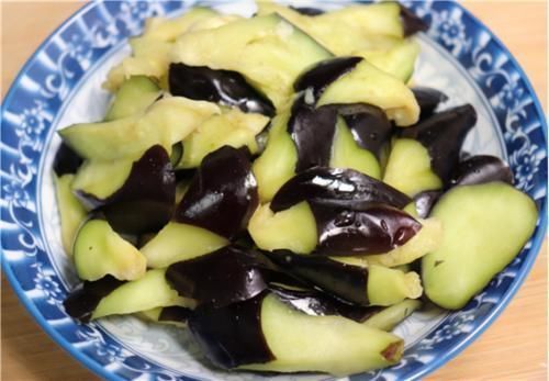 难怪|大厨教你红烧茄子，不吸油不发黑，一直都做错了，难怪油腻不好吃
