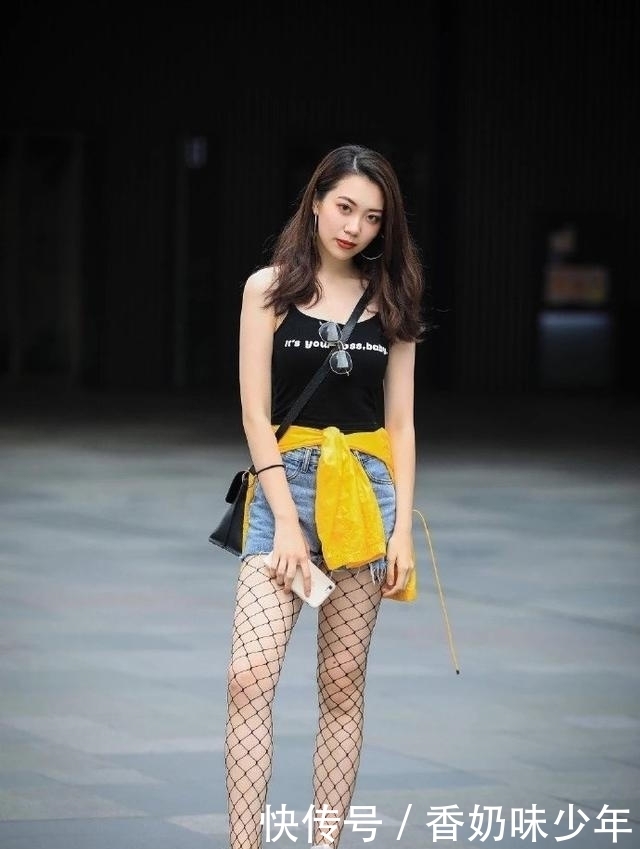 巧用|阿姨也跟得上潮流,巧用牛仔配“渔网”,眼光毒辣且魅力十足!