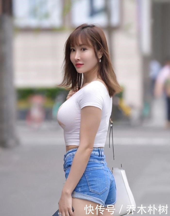 舍不得|街拍:讲真的,阿姨穿了几年的蜜桃裤,还舍不得换新的吗?