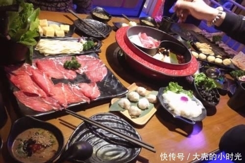 食物|继海底捞后,这款“熊火锅”又火了,看到食物后,顾客不吃了