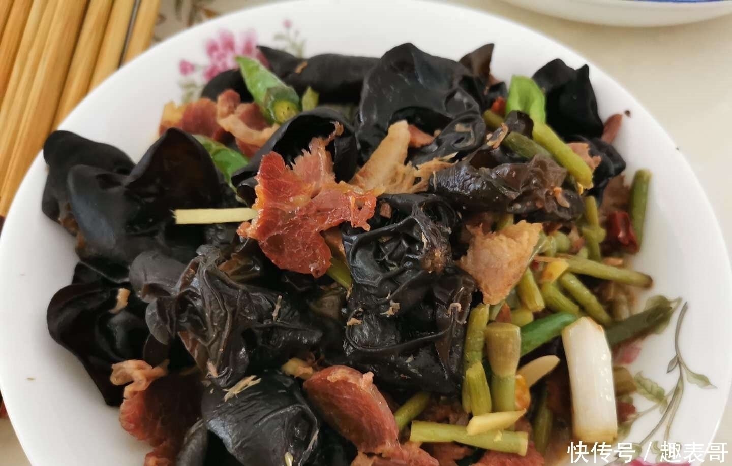 婆婆|婆婆花300元做了10道菜,一桌摆不下,儿媳这在南方要1000块