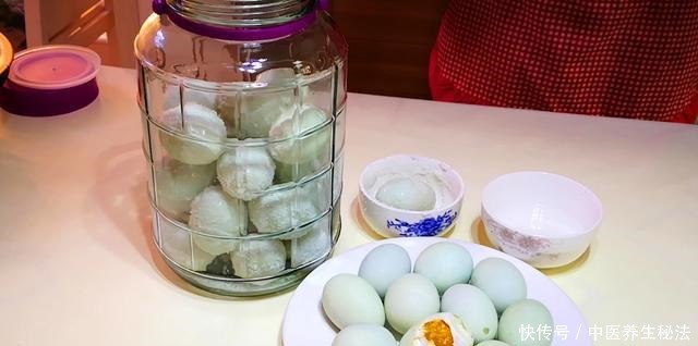 腌法|春天腌咸鸭蛋，别用盐水泡了，教你快速腌法，时间短油还多，真香