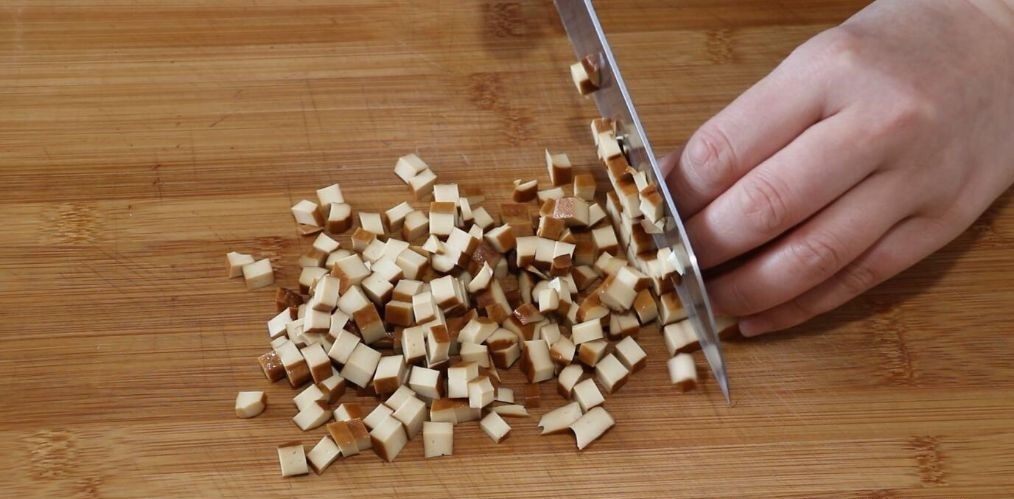 香油|马兰头是春天里的时令蔬菜,配上香干和香油,味道太香了