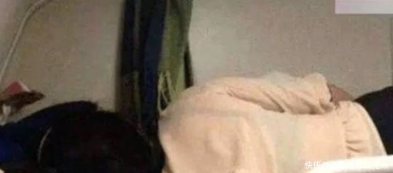 王小姐|女子火车上睡觉，深夜觉得脚心一阵酥痒，翻身一脚却闯了大祸