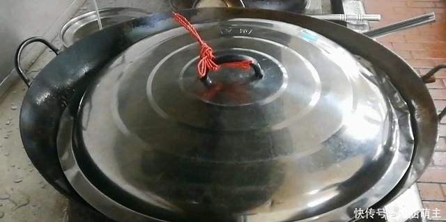 烧鸡|淮扬菜大厨改良员工餐将香菇烧鸡这么做,鲜香微辣,开胃下饭