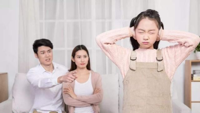 小朋友|孩子地铁踩脏邻座乘客衣服，家长还未开口，就给乘客竖起了拇指