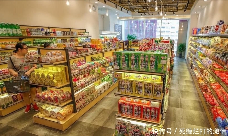 没人管|男子在超市内怒摔巧克力:20分钟没人称重,不摔没人管