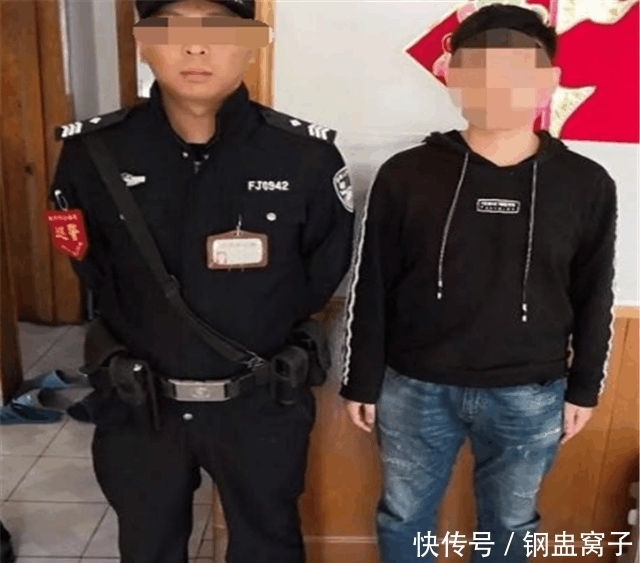 现金|小伙去理发, 理发店老板收到现金, 上面写着“他们是传销, 帮我打110”