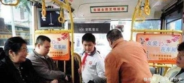 老人|小学生给老人让座，书包忘拿起来，老人一把摔在地上，孩子哭了