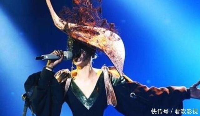 起身|蒙面唱将史上最大牌:揭面后评委乖乖起身,全都不敢点评