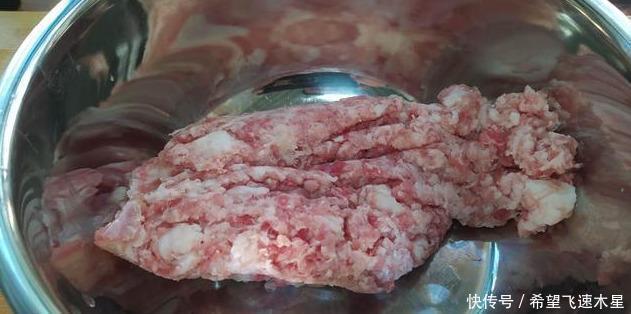 馅料|轻松4步教你饭店元宝馄饨做法,口感鲜嫩爽口,新鲜美味,不破皮