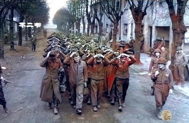  景象|上色老照片：第三帝国崩溃之时的景象，柏林街头躺着战死的德军