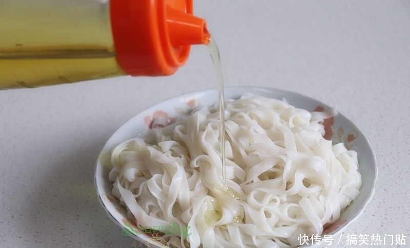 爽滑|炒河粉时多加一步,河粉不断裂不粘锅,柔韧爽滑,口感独特!