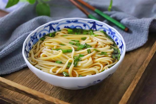  搞定|最适合懒人的一碗面，5分钟搞定，酸爽开胃，比煮泡面还简单