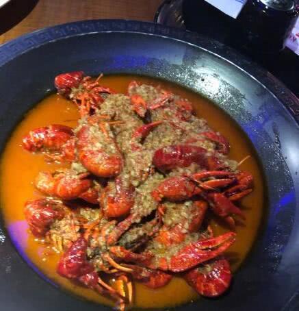 既有|刘芳菲吃豪华周末大餐，既有龙虾宴还有看不懂的菜叶子