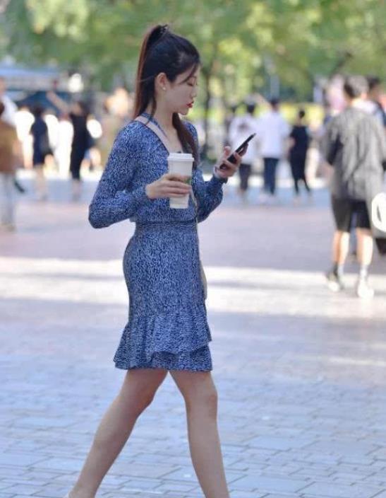  搭配|街拍：化了淡淡的妆的美女，蓝灰色的西装裙搭配，看起来帅气大方
