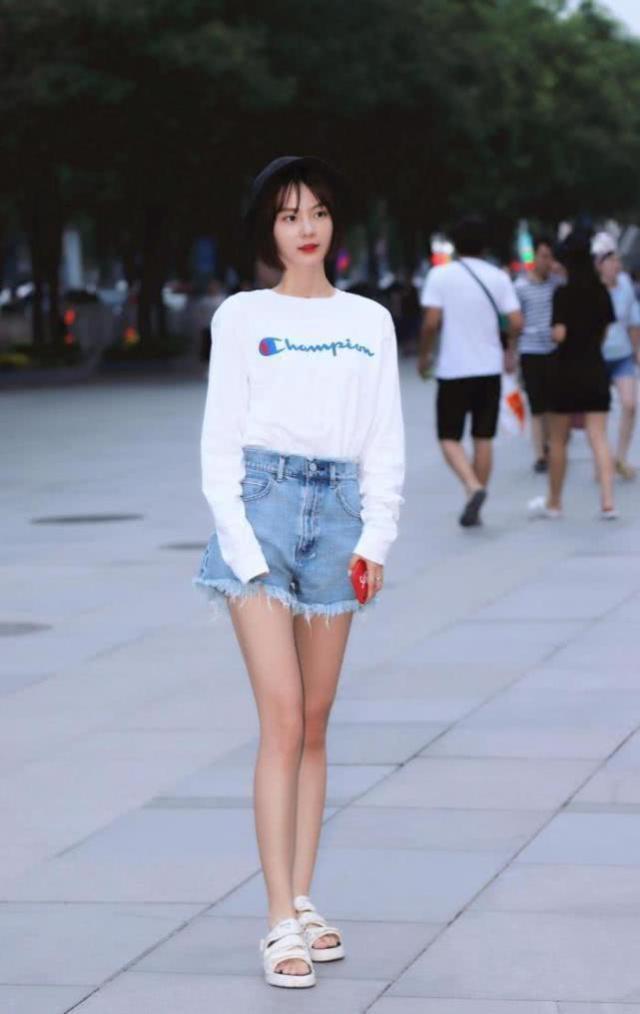 连衣裙|街拍：身材苗条小姐姐，时尚靓丽，轻盈柔美的连衣裙很显青春风姿