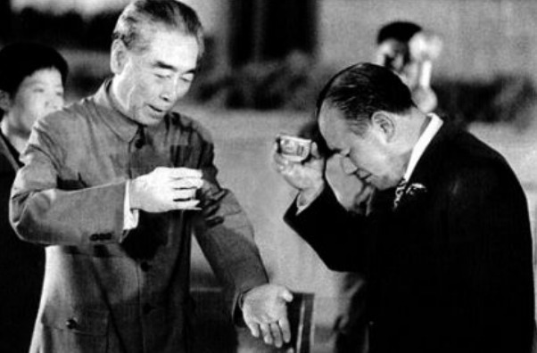 不动声色|日本外相在酒宴频频敬酒,周总理不动声色将他带走,巧妙维护面子