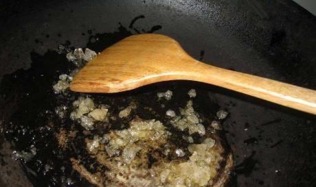  冰糖|做红烧肉时，用冰糖还是白糖？厨师长：做错了，难怪红烧肉会发苦