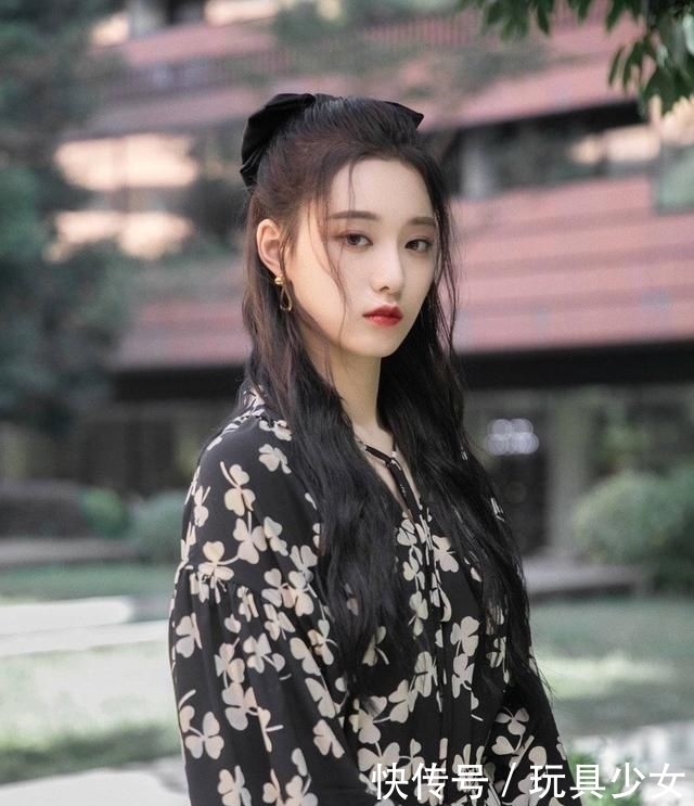 调侃|黄子韬徐艺洋牵手唱甜歌,网友调侃不结婚难收场,其实男方在避嫌