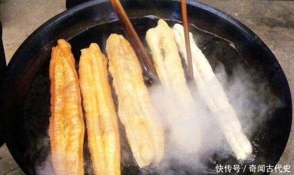 炸油条|炸油条为啥都是两根一起下锅竟跟害死岳飞的秦桧有关!