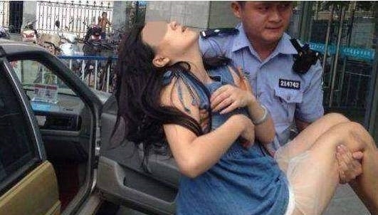  手里|姑娘上了出租车后，长睡不醒，司机看一眼她手里东西后打了110