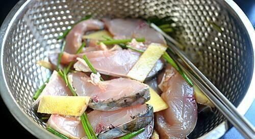 草鱼|鱼肉这做法最简单,我家隔三差五就吃,不腥还特香,一上桌就吃光