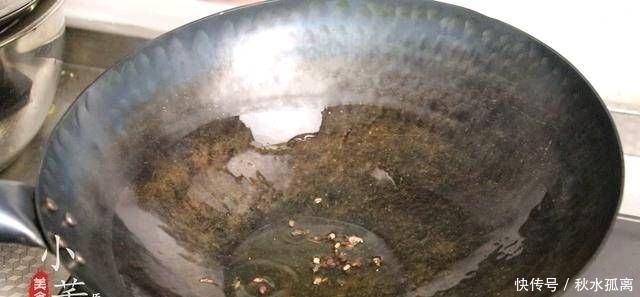 切成|一把韭菜和一块鸭血。如果再加上这一步,鸭血就不会散了