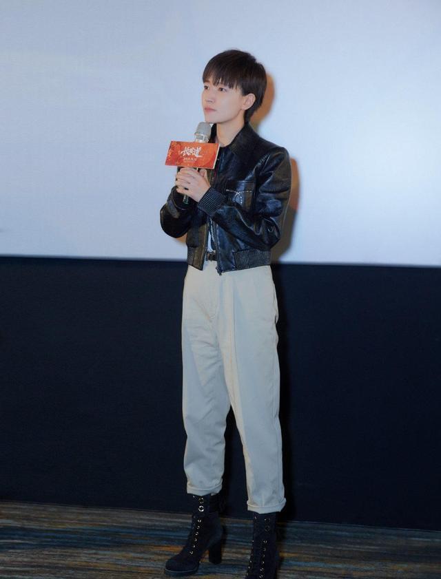 非凡|焦俊艳气质非凡,黑色皮衣配白色长裤干练霸气,美得飒爽不羁