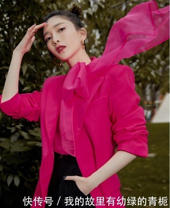  帅气|江疏影气质真好，穿“大妈”装也能如此帅气，还秀了一把好身材