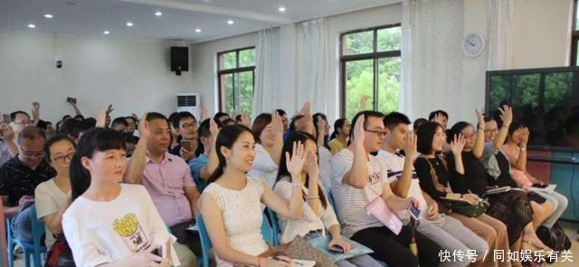 不让|女孩嫌爸爸长得老,从不让他来开家长会,镜头转向父亲那刻太心酸