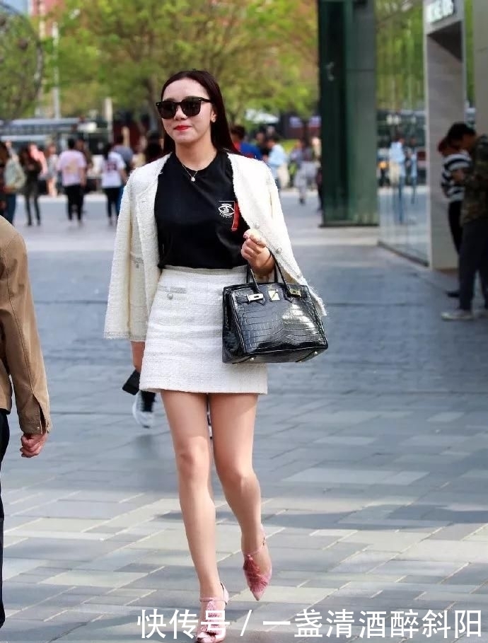 T恤|红色短袖高腰T恤,展露出纤细的小蛮腰