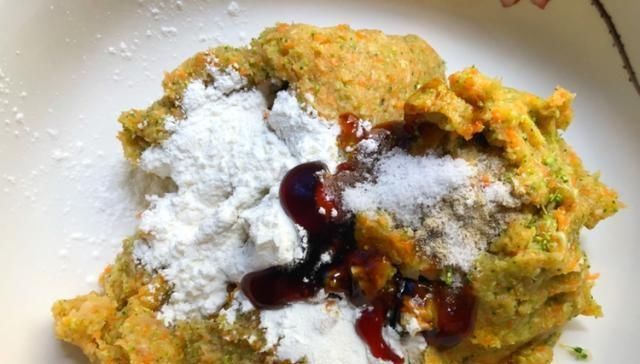 胡萝卜|早餐,我经常给家人做这款小饼,低脂营养又美味,家人超喜欢