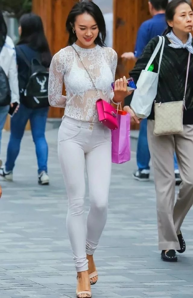身上穿|街拍:小姐姐身穿双层裙,脚踩方根凉鞋,看上去十分的有气质