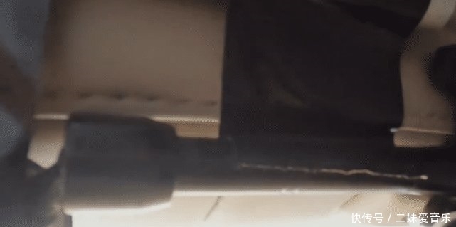 麦迪娜|麦迪娜又在节目里生气, 姜潮这次不哄她, 一个举动吓得她不说话了