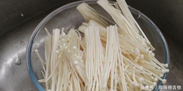 泼辣|不加油泼辣子的金针菇是没有灵魂的,这么拌出来,闻着都下饭